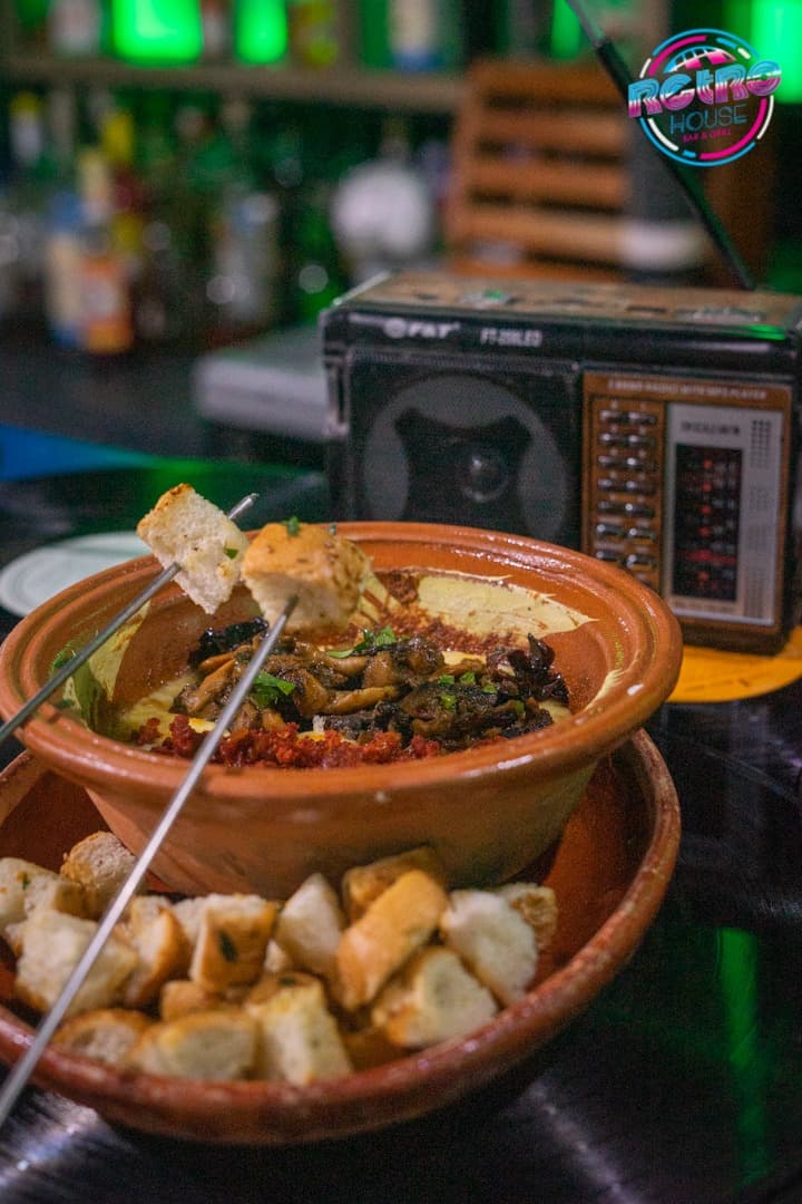 Queso Fundido con Chorizo