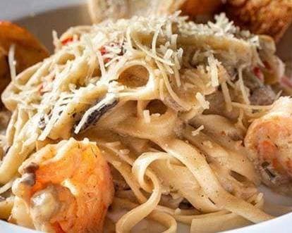 Fetuccini Alfredo con Camarón