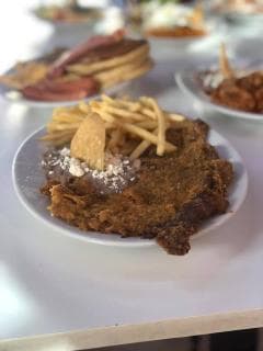 Milanesa de Pollo con Papas +Agua del día Mediana