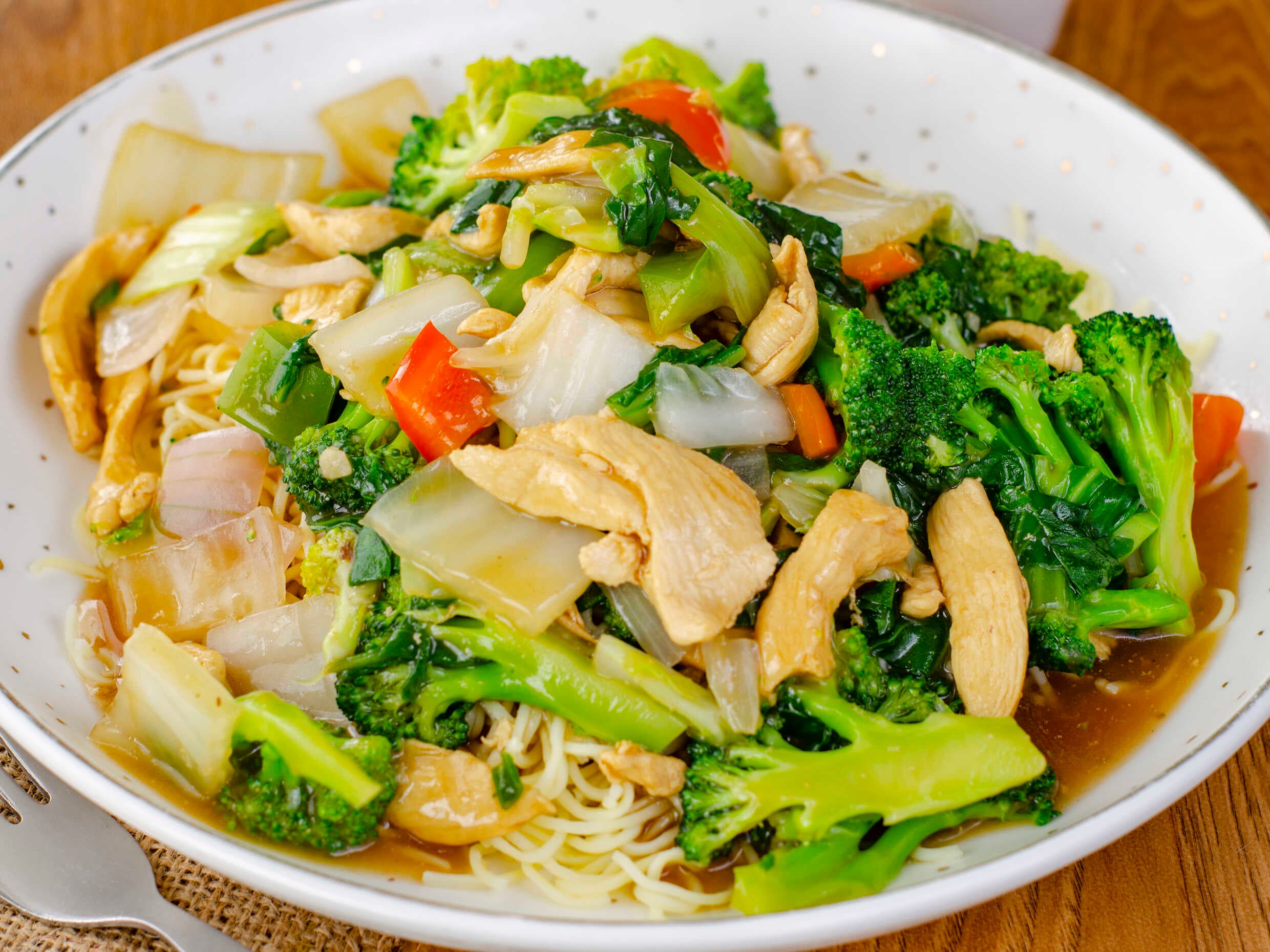Tallarín con Pollo con sopa o wantan frito