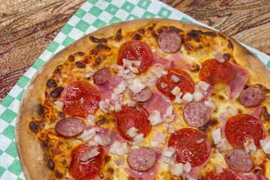 Pizza de Carnes Frías