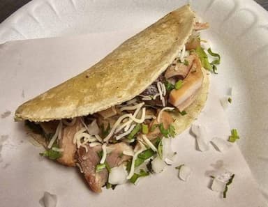 Quesadilla de Maíz con Carnitas
