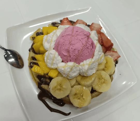Waffle con Crema Chantilly y Helado
