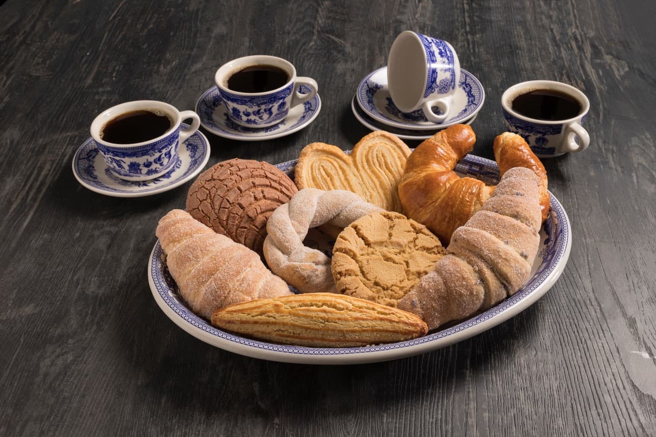 Elige 4 Panes de tu Preferencia, mas 4 Cafés