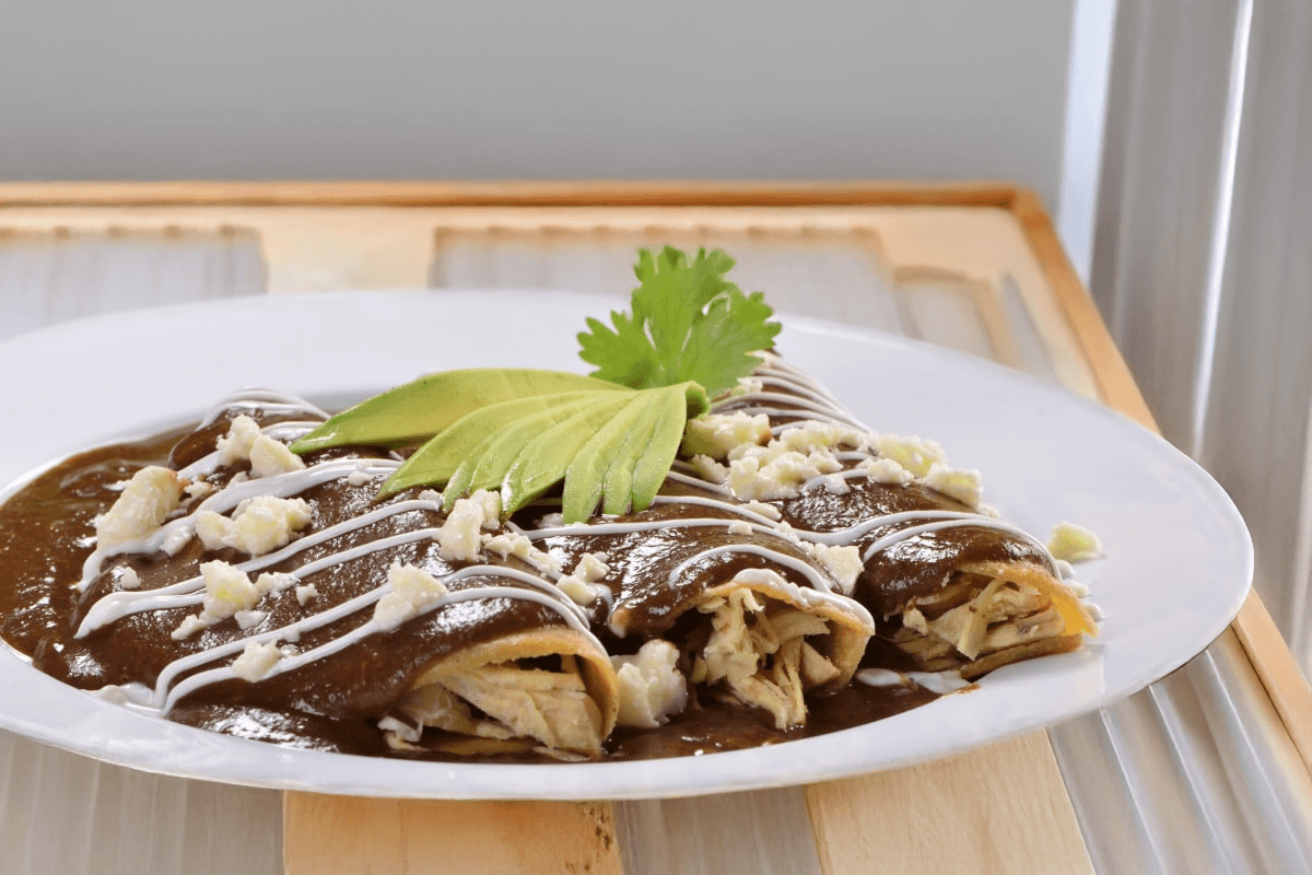 Enfrijoladas con Pollo o Huevo