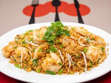 Medio de Camarones con Arroz Frito