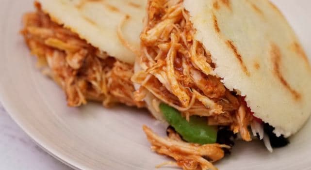 Arepa Venezolana de Pollo + Bebida