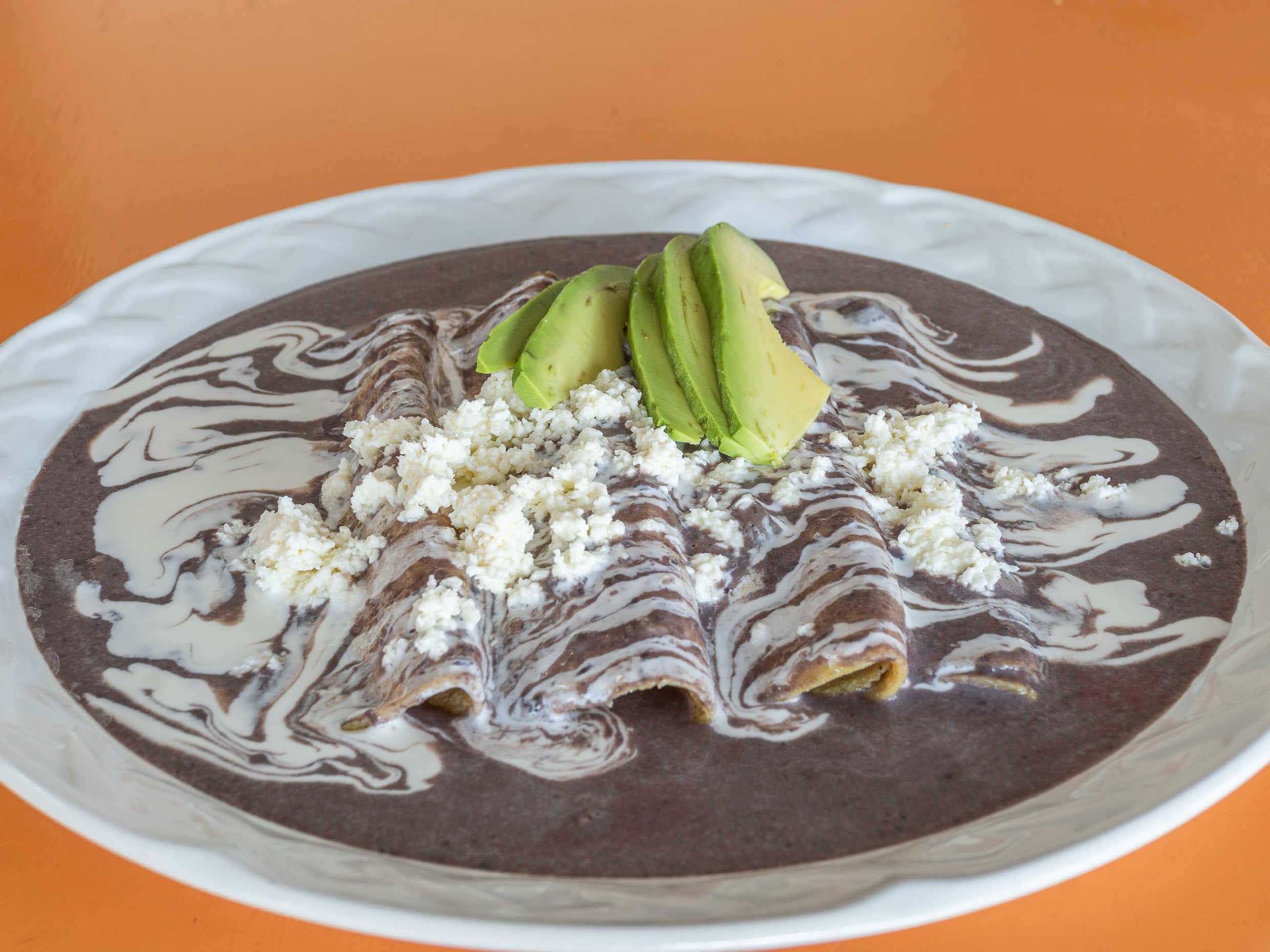 ENFRIJOLADAS (4 PIEZAS)