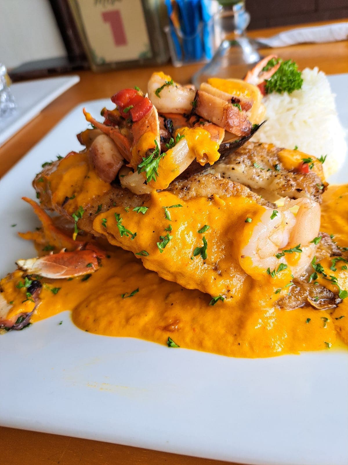 Filet de Pescado con Salsa a lo Macho con Mariscos