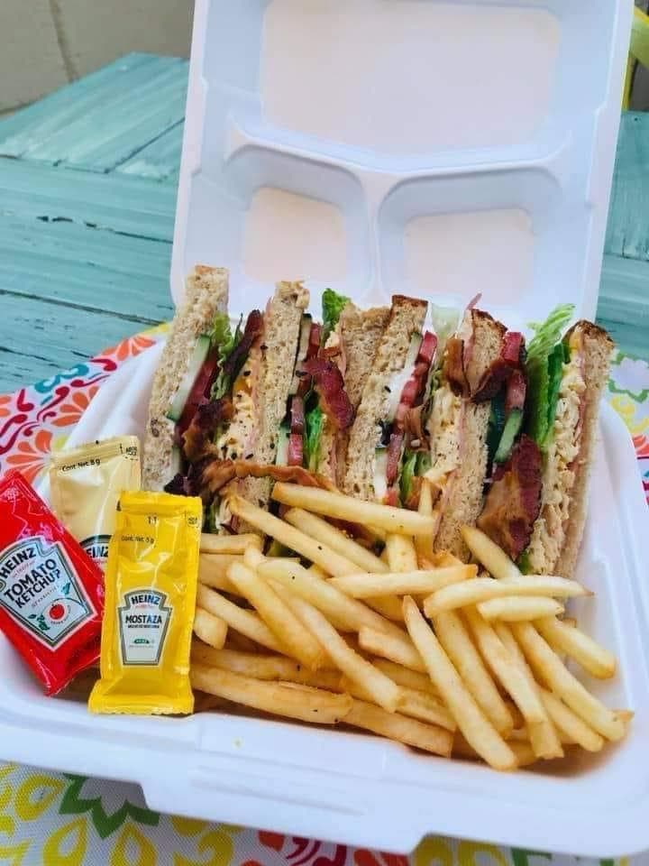 Club sándwich con Papas Fritas