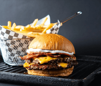Burger cheese and bacon + Papas 120gr