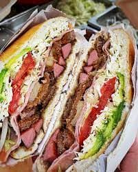 Torta de Milanesa de Res con Salchicha y Quesillo