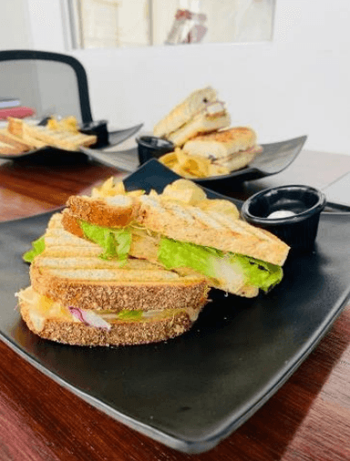 Sandwich Tradicional - Incluye papas