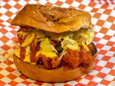 Hamburguesa de Pollo Bañada en Salsa