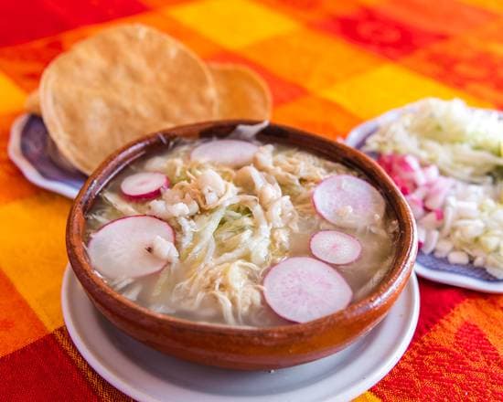 1 Pozole con  1 Tostada 1 Coca Cola 355 ML