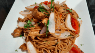 Tallarín Saltado y Bebida