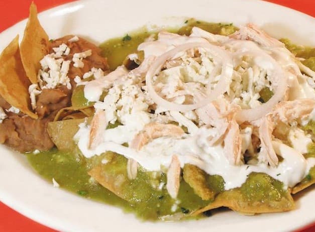 Chilaquiles Verdes Con 2 Huevos Estrellados