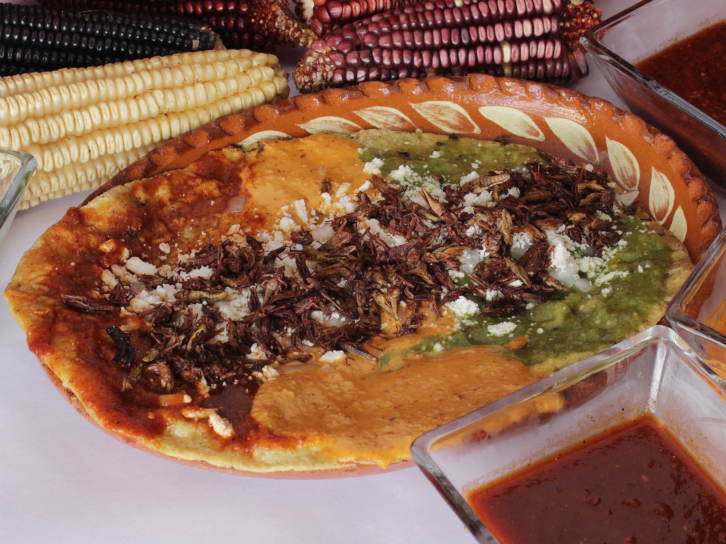 Memela con Chapulines