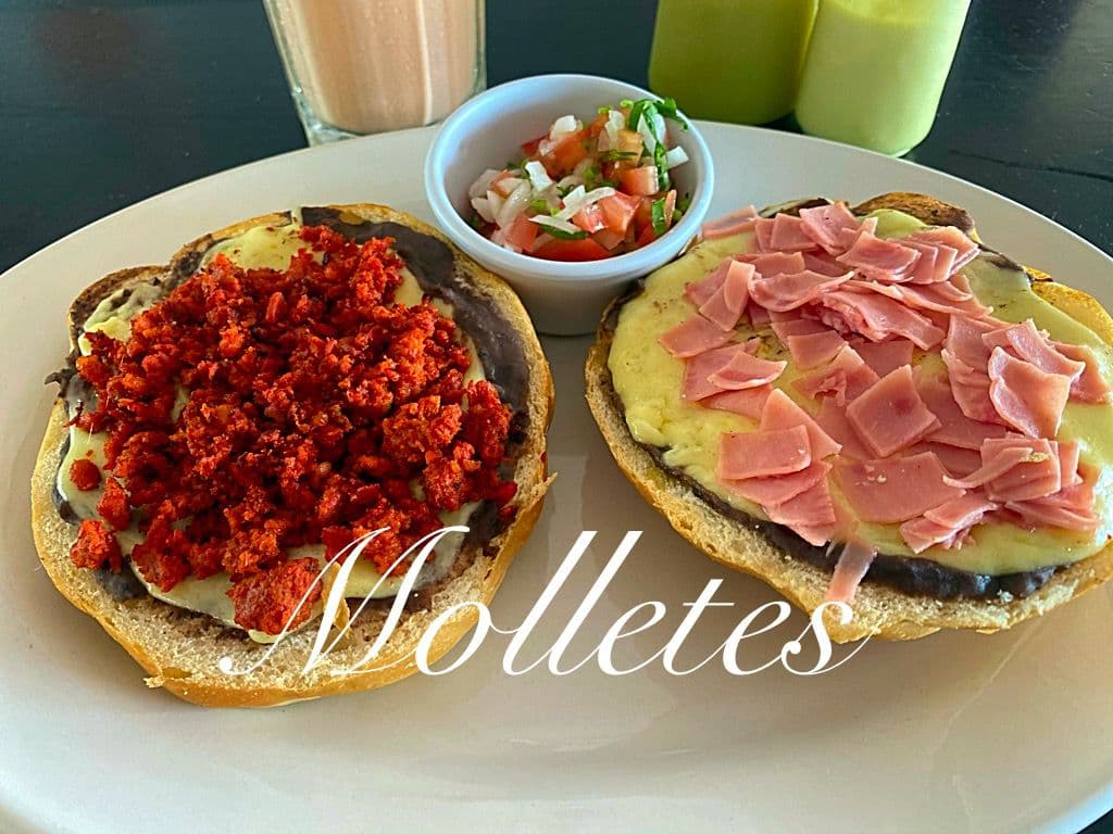 Molletes con Tocino