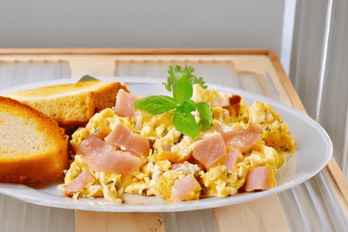 Huevos con Jamón, Tocino o Chorizo