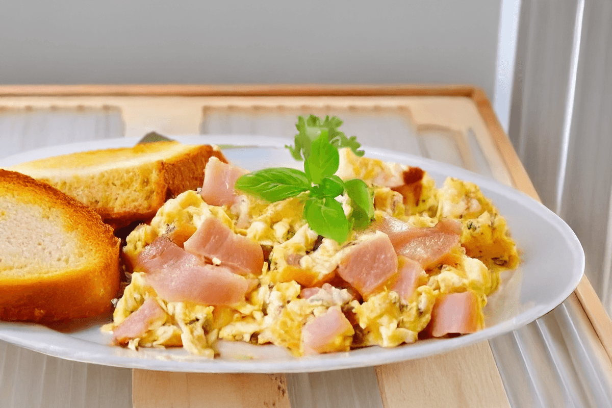 Huevos con Jamón, Tocino o Chorizo