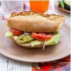 Torta de Queso Amarillo con Aguacate