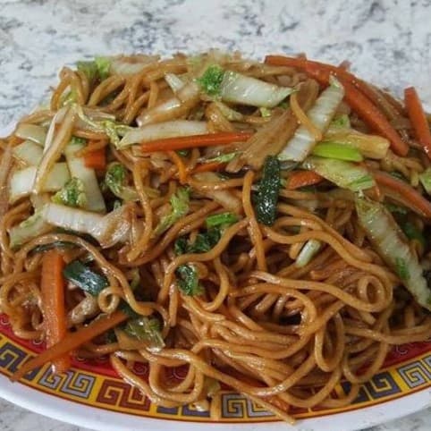 Tazón de Chow Mein con Res