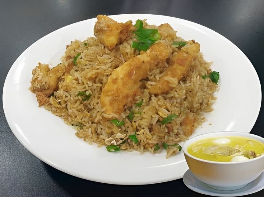 Chaufa con Pollo en Trozos y Caldito de Gallina