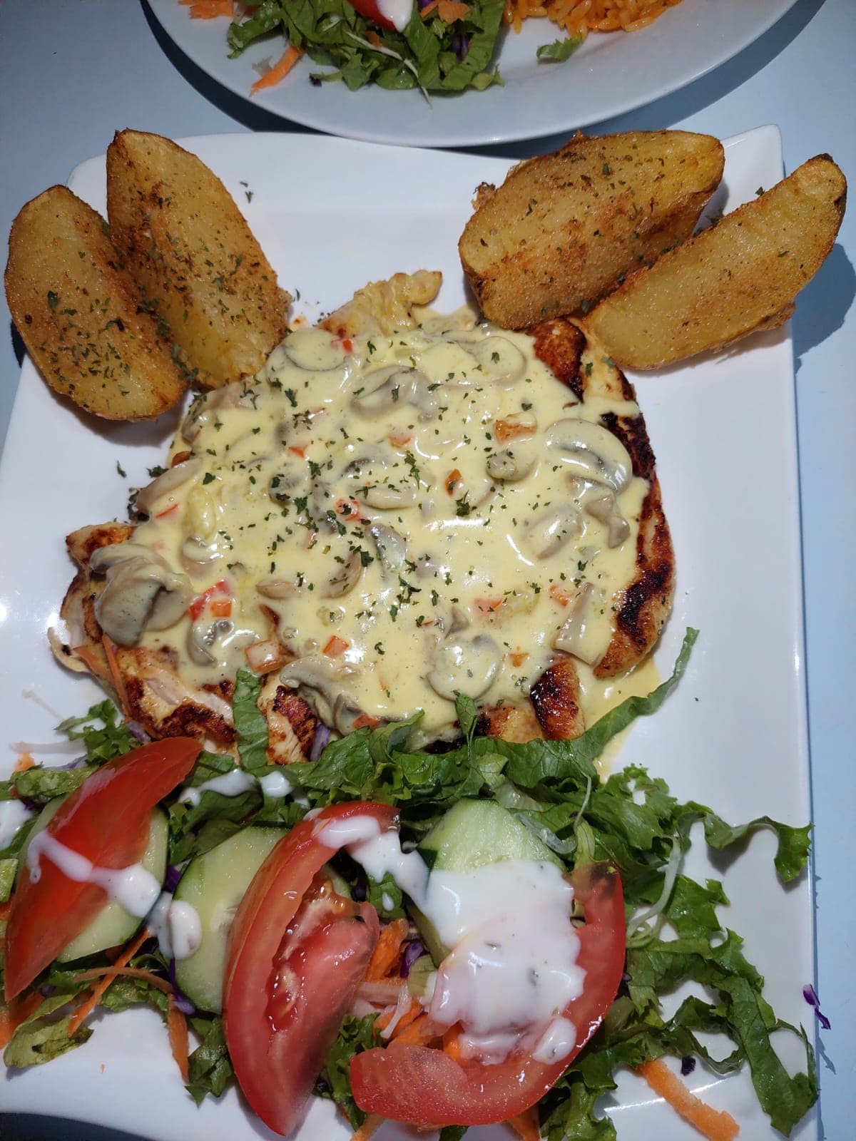 Pollo en Salsa Blanca con Hongos