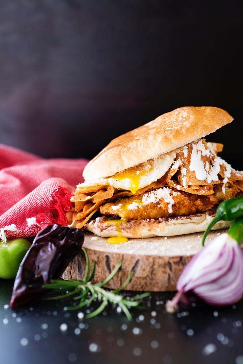 Torta de chilaquiles con milanesa