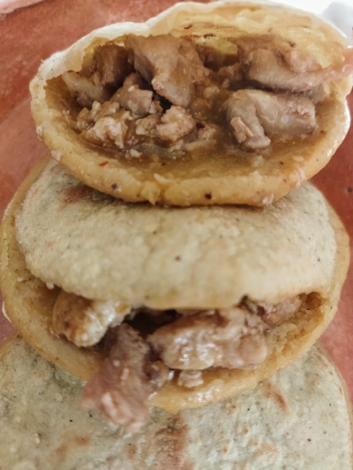 GORDITA  DE PIERNA EN SALSA VERDE