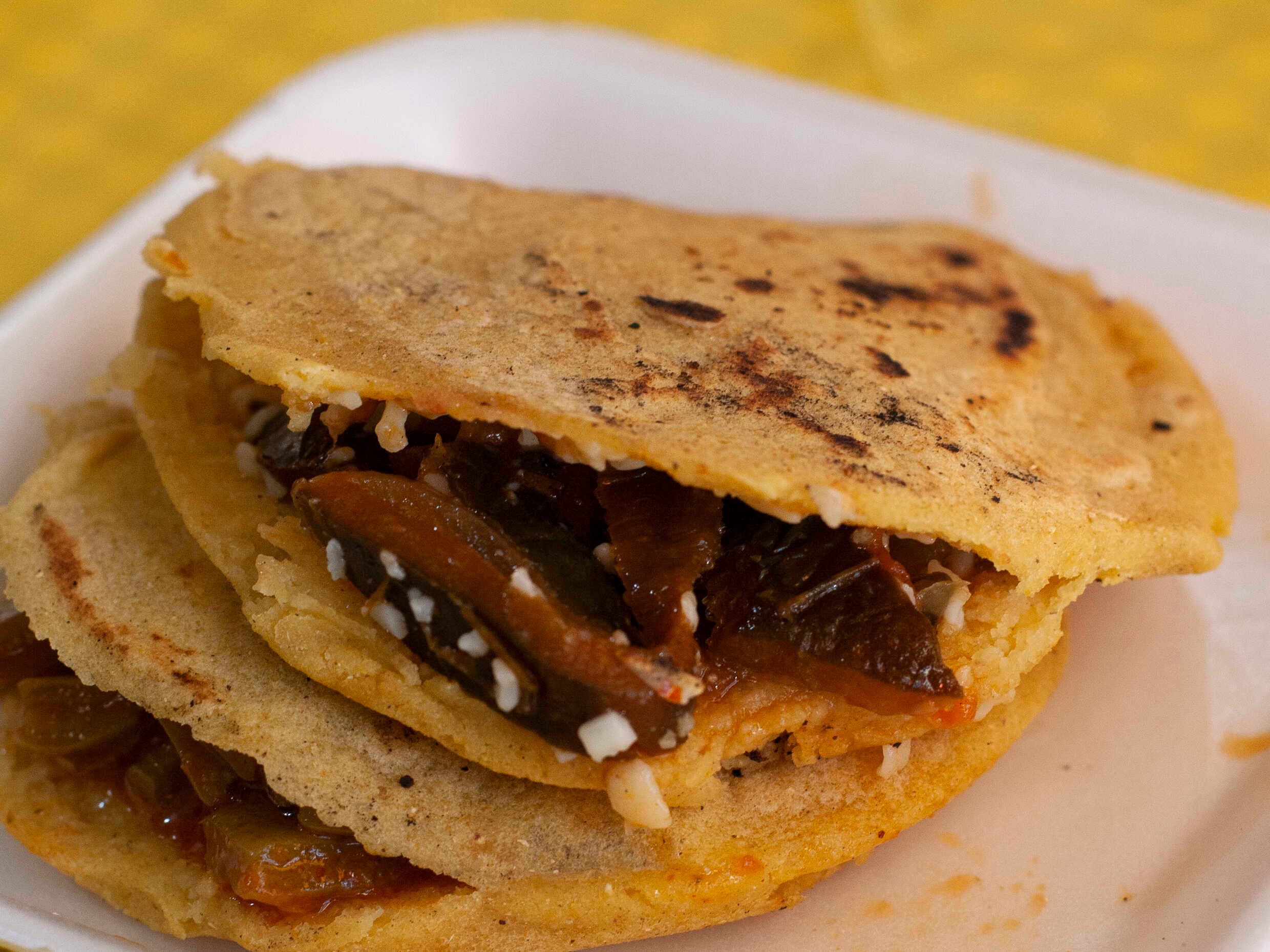 Gordita de Rajas con Queso