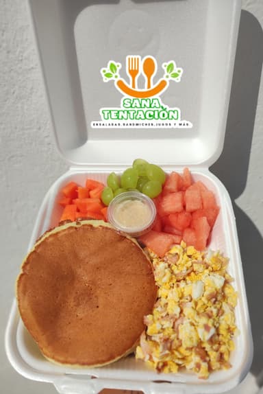 Hot Cakes con Fruta y Huevo con Tocino