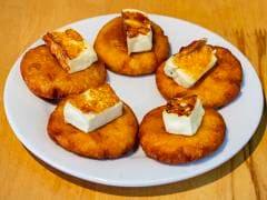 Queso Asado con Arepitas Fritas