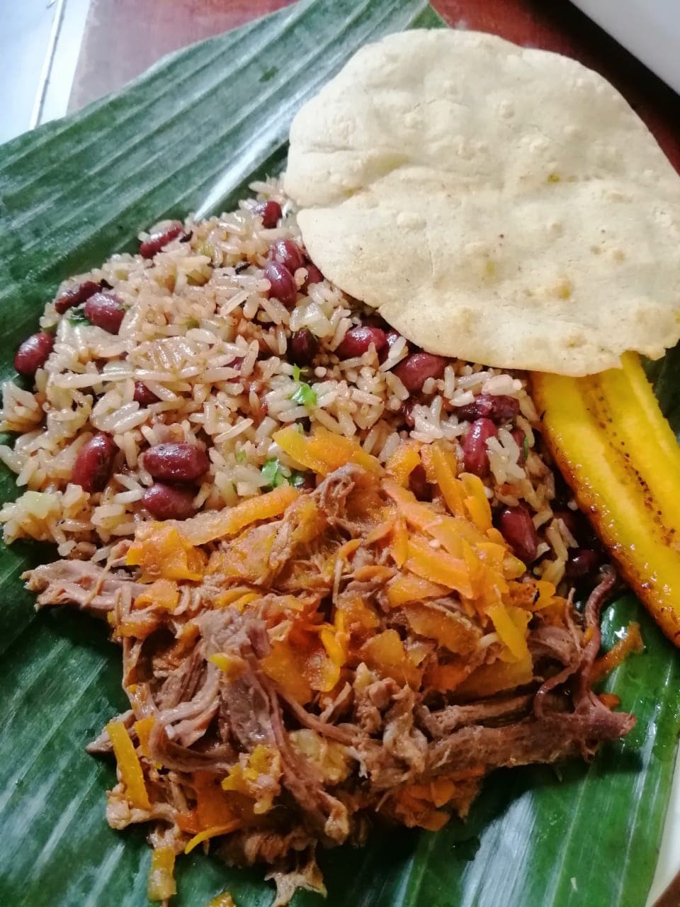 Gallo Pinto con Carne en Salsa ó Pollo en Salsa