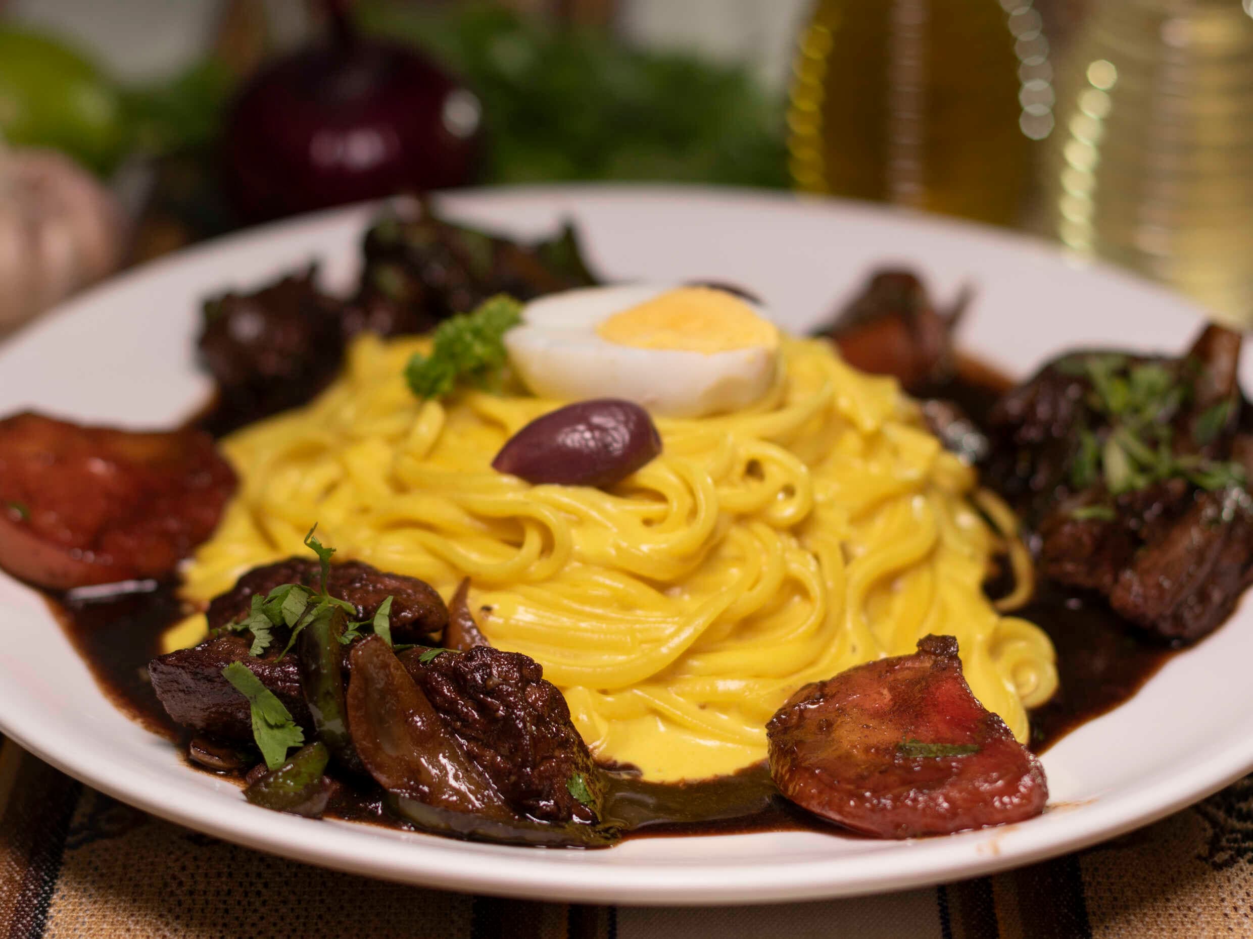 Tallarines a la huancaína con lomito saltado