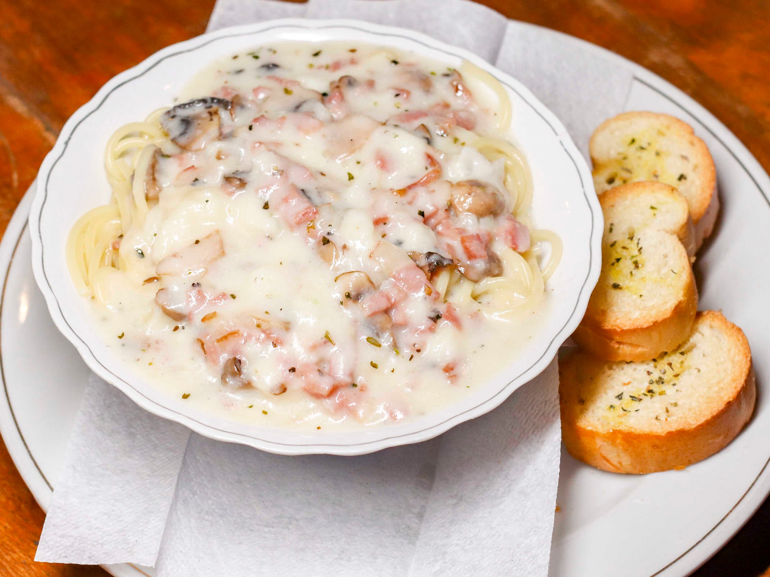 Espaguetti Champiñones y Tocineta en Salsa Blanca