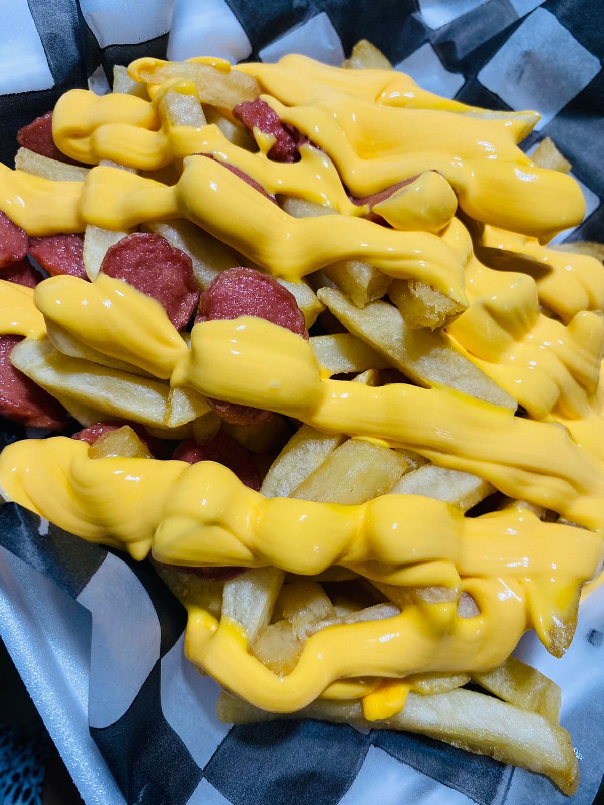 Salchipapas con Queso con Tocino