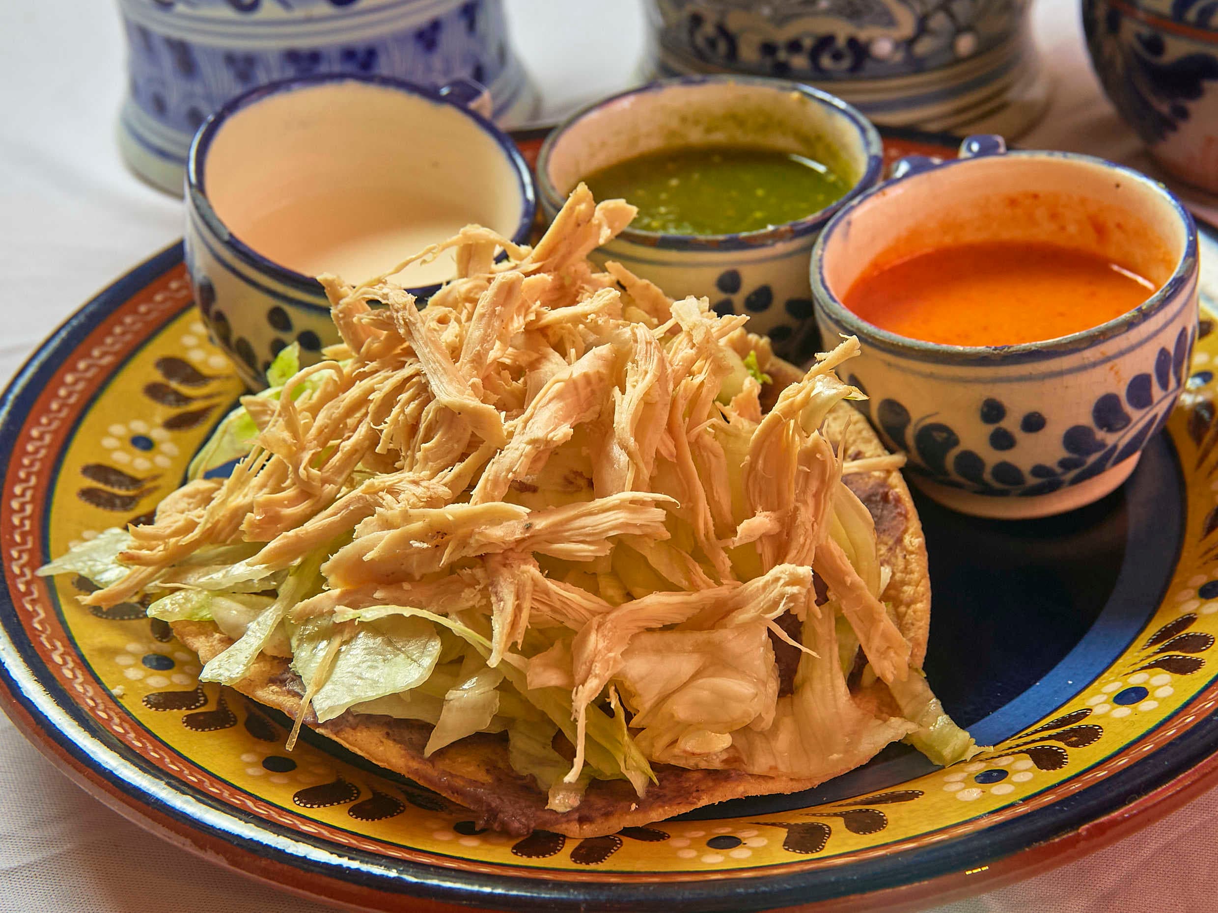 Tostada de pollo con quesillo