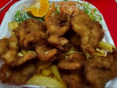 49- Camarones Fritos con Papas y Ensalada