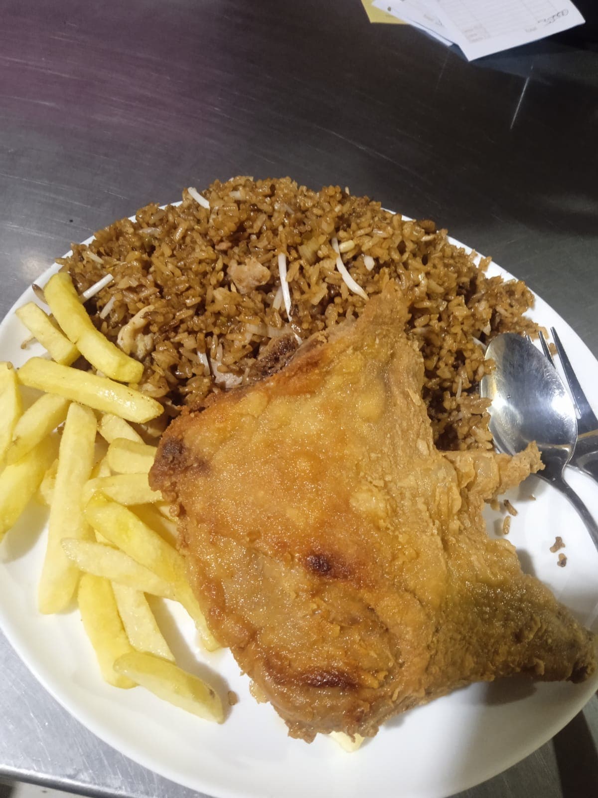 Arroz Chino, Pollo Frito y Gaseosa 1.5 L
