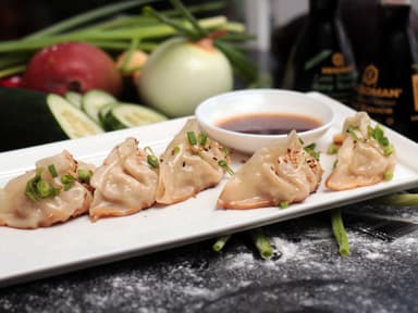 Mix Gyozas (12 unid) + Bebida Natural