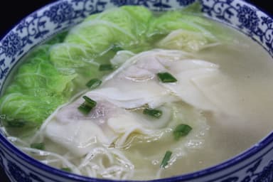 Sopa Suicao de Pollo y Chancho con Tallarín