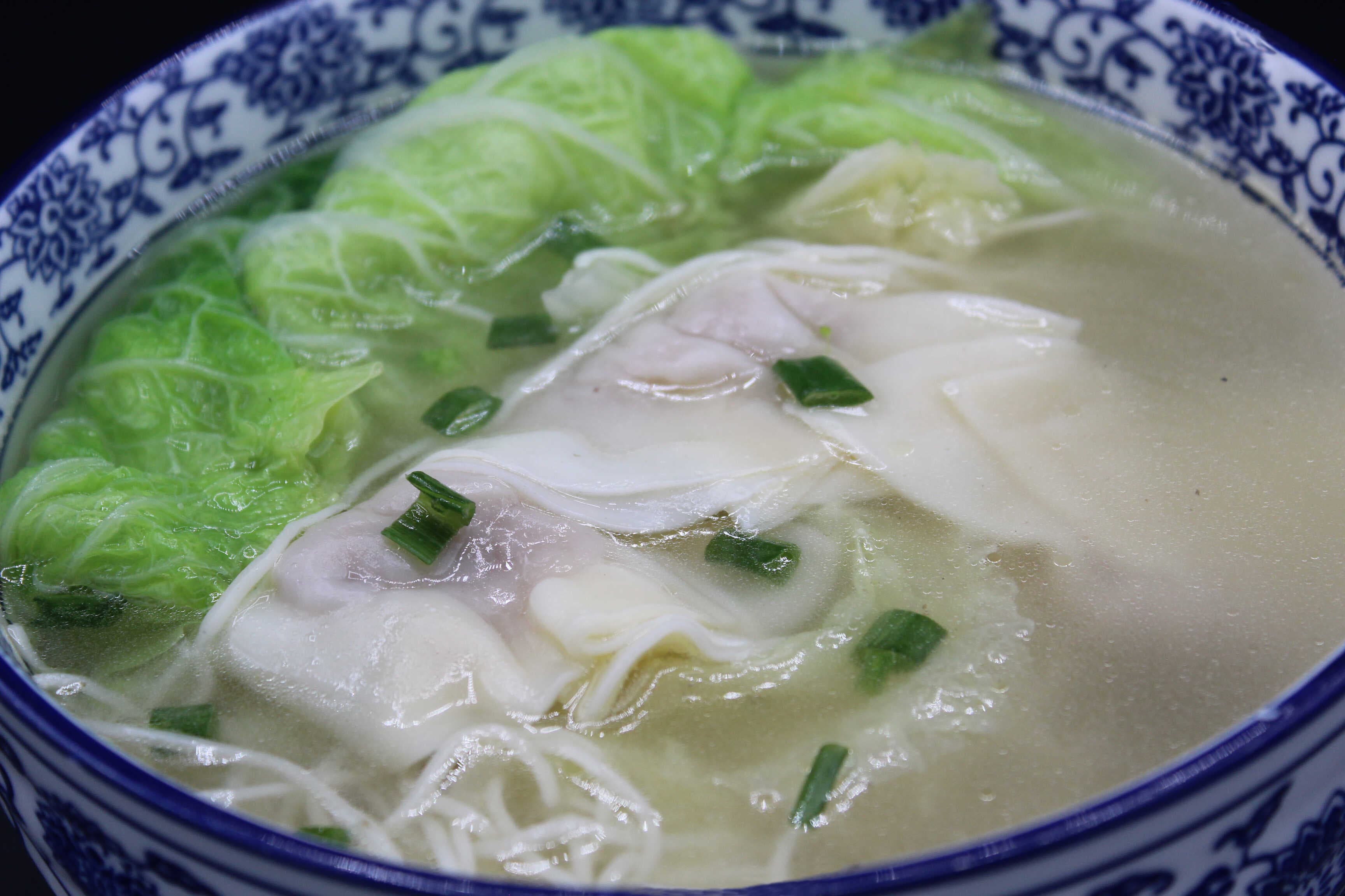 Sopa Suicao de Pollo y Chancho con Tallarín