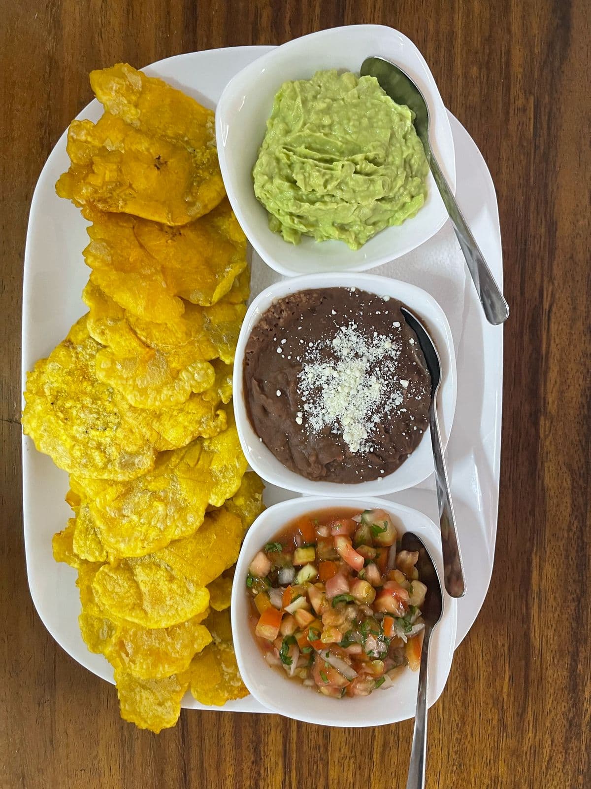 Patacones con Frijol y Guacamole