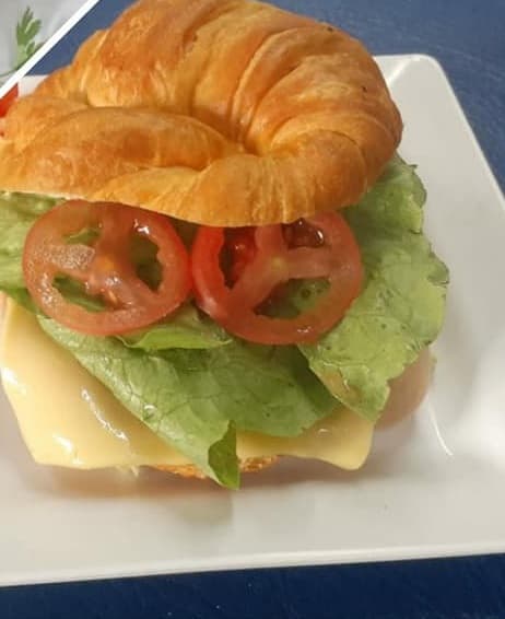 Cuernito de Ensalada de Pollo o Ensalada de Atún