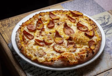 Pizza Salchicha Alemana y Mostaza