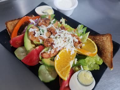 Ensalada de Pechuga de Pollo Empanizada Picante