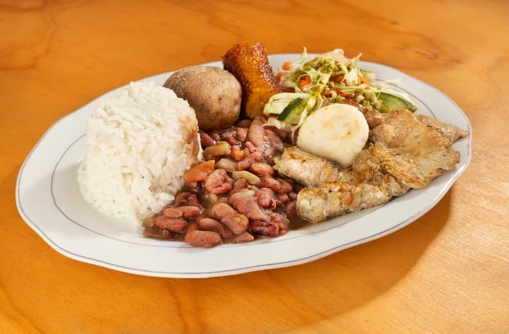 Almuerzo Bandeja