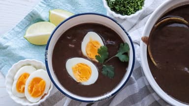 Sopa Negra con Pollo y Huevo